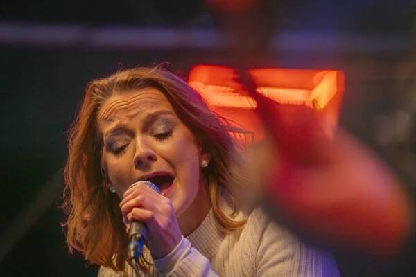 Zpěvačka Šárka Vaňková přivezla do Kladna písně Ivety Bartošové