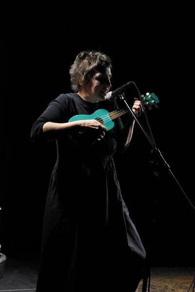 Zuby nehty - Malé zuby + Nikola Mucha, 18.12.2023, Kabinet Múz, Brno | Hudební server FMZine.cz