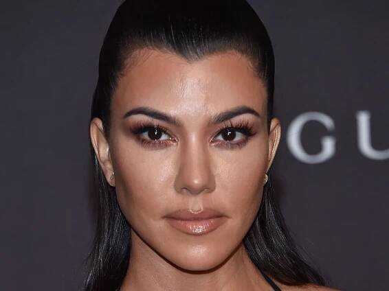 Kourtney Kardashian Revealed Her Baby Bump, But I'm Looking at Her New Layered Bob — See the Photos
