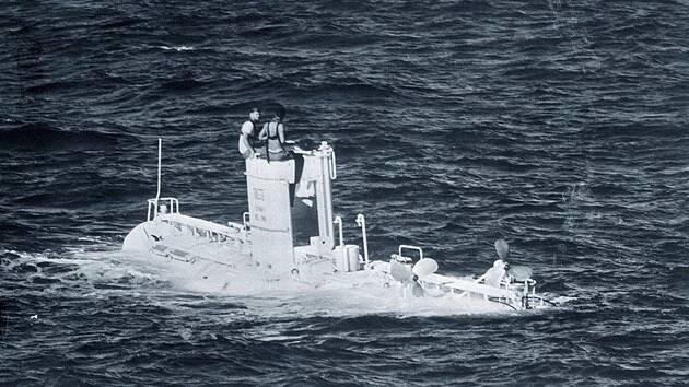 Batyskaf Trieste na hladině Tichého oceánu nedaleko ostrova Guam, švýcarský podmořský výzkumník Jacques Piccard se s ním právě vynořil z hloubky 5 660 metrů. (17. listopadu 1959)