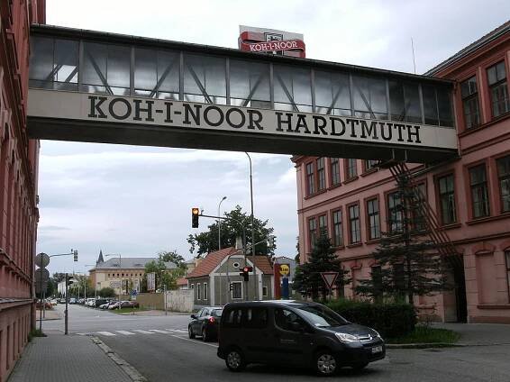 Autor: Mark Ahsmann, licence CC BY-SA, https://commons.wikimedia.org/wiki/File:Koh-i-noor_Hardtmuth_%C4%8Cesk%C3%A9_Bud%C4%9Bjovice_9.JPG