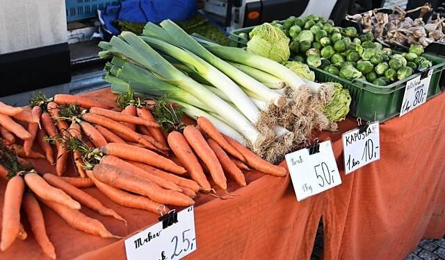 První farmářské trhy v Lounech přilákaly mnoho lidí. Prodávaly se už i pomlázky
