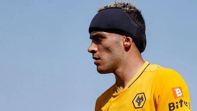 Mexický fotbalista Jiménez se osm měsíců po fraktuře lebky vrátil na hřiště