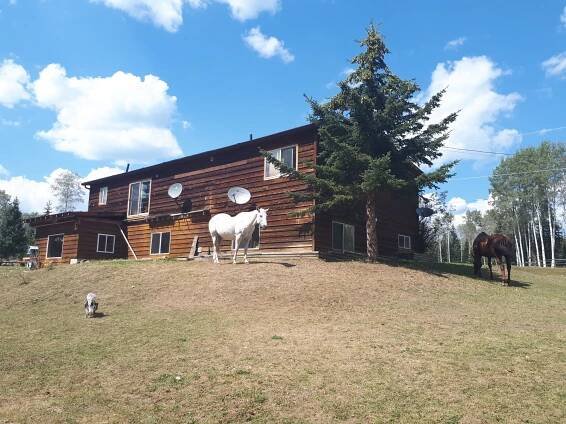 Rustic Ranch House - Wettstone Guest Ranch - Beautiful Western Ranch in British Columbia