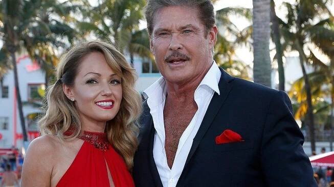 David Hasselhoff se na premiéře pochlubil opálenou hrudí, knírem a o 28 let mladší blondýnkou