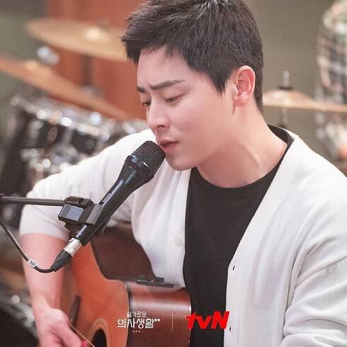 Jo Jung Suk promluvil o své roli ve 2. řadě Hospital Playlist, svých pocitech a přátelství mezi herci - Asianstyle