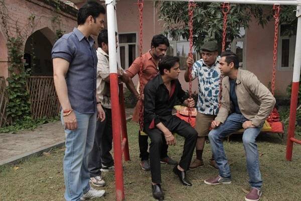 Jimmy Sheirgill, Piyush Mishra, Abhay Deol - Happy na útěku - Z filmu