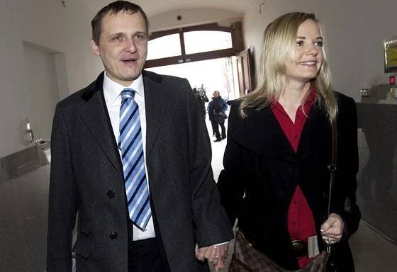 Na nahrávce hovoří nejen Vít Bárta, ale i jeho manželka Kateřina Klasnová.