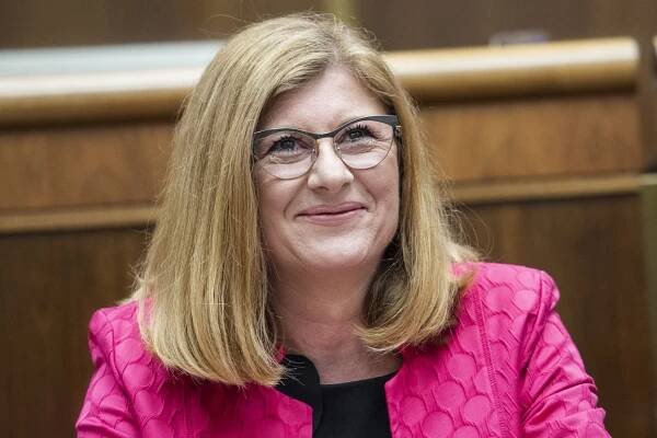Hnoj na poliach, prehnitý systém a ministerka Matečná