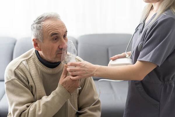 Chronickou obstrukční plicní nemocí trpí desetitisíce Čechů. Způsobuje ji hlavně aktivní i pasivní kouření