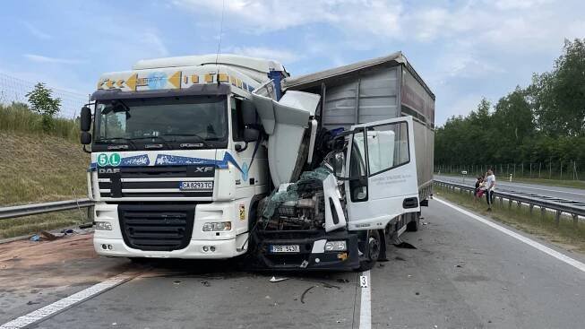 Vážná nehoda na D1 blokuje provoz směrem na Brno. Střet tří náklaďáků nepřežil jeden člověk