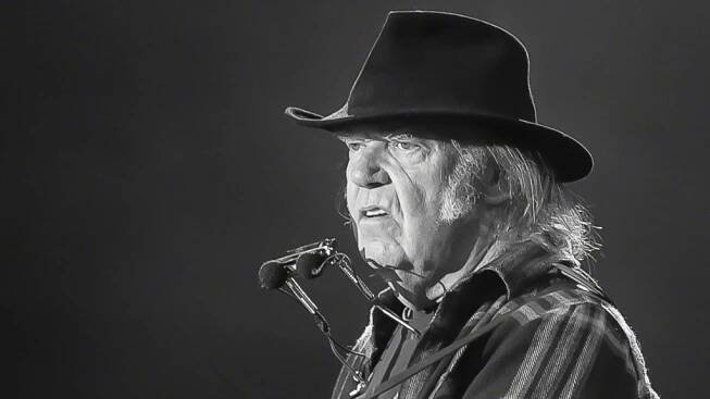 Legendární hudebník Neil Young v tichosti stáhl ža...