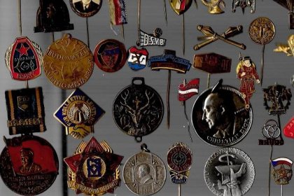 SBÍRKA 75 KUSŮ PĚKNÝCH STARÝCH ODZNAKŮ - Odznaky, nášivky a medaile