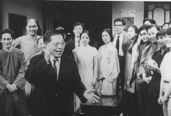 Cao Yu applauds the cast of 