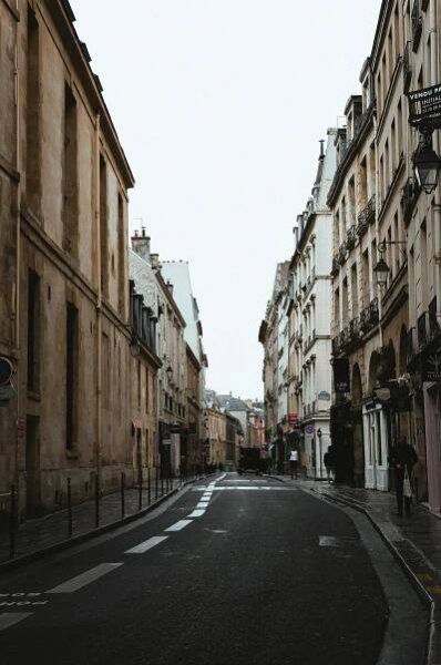 Free A picturesque view of a classic narrow Parisian street with vintage architecture. Stock Photo