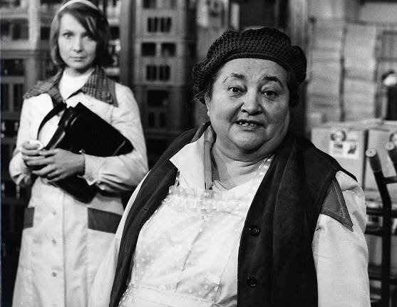 Žena za pultem - Anna nastupuje - Z filmu - Daniela Kolářová, Marie Motlová