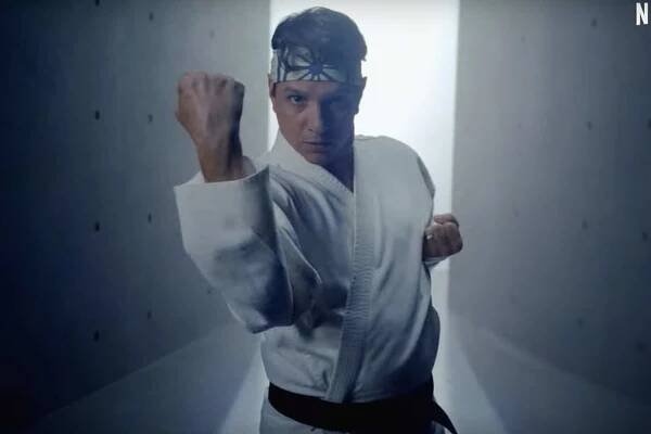 actor de cobra kai haciendo karate