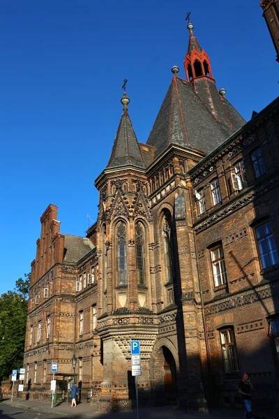 Soubor:Praha porodnice u Apolináře vstup 2.jpg – Wikipedie