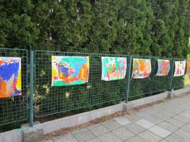MŠ Pardubice-Ohrazenice | Malujeme na plot a foto z výstavy v Albertu 10. 6. 2019