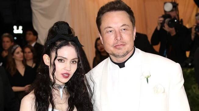 Bude miliardář Musk pošesté otcem? Zpěvačka s ním spojovaná oznámila těhotenství nahým snímkem