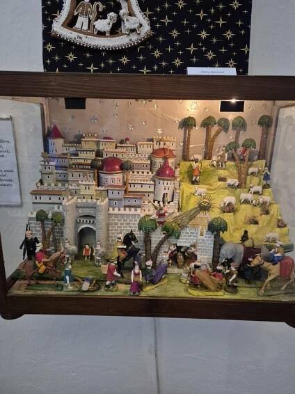 Muzeum betlémů Karlštejn, Koněpruské jeskyně - ZŠ a MŠ Kmetiněves