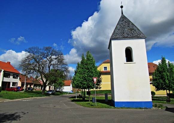 střed návsi se zvoničkou
