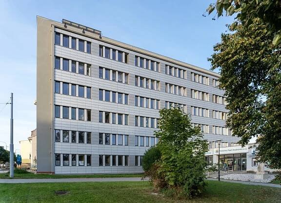 Poliklinika Doubravka - Plzeň - Prevetrávané fasády DEKMETAL