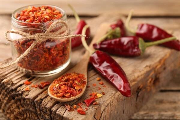 Namočte špejle do chilli a uvidíte, že škůdci se vašemu záhonu vyhnou.