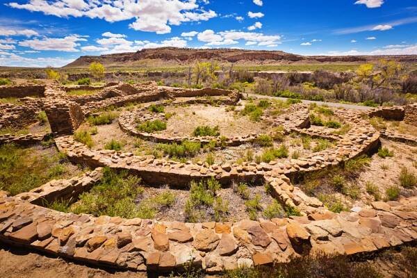 spirituální kiva v národním historickém parku chaco canyon, nové mexiko - ruiny anasazi - stock snímky, obrázky a fotky
