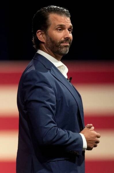 Donald Trump Jr. začal prodávat trička s nápisem odkazujícím k tragédii Aleca Baldwina