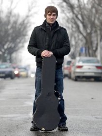 Kytaristu Jiřího Kučerovského (na snímku) proslavilo hlavně vystupování s písničkářem Tomášem Klusem.