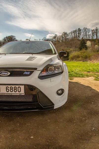 Druhý Focus RS byl ještě předokolkou se silným pětiválcem. I vedle mladší čtyřkolky ale má tento starší kousek co nabídnout