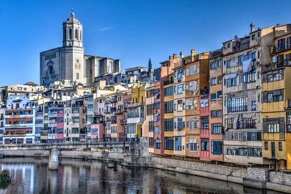 GIRONA A MONTSERRAT s pobytem u moře BUS - Girona