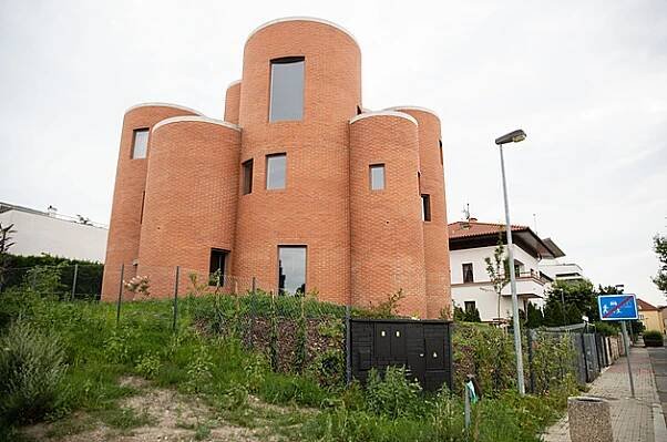 Okamurova konečně dostavěná vila v Praze 6: Takhle nyní vypadá „Takešiho hrad“ za 20 milionů! - Expres.cz