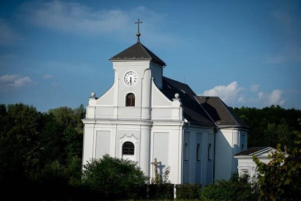 Průmyslová zóna u šikmého kostela v Karviné. Co říká majitel, katolická církev