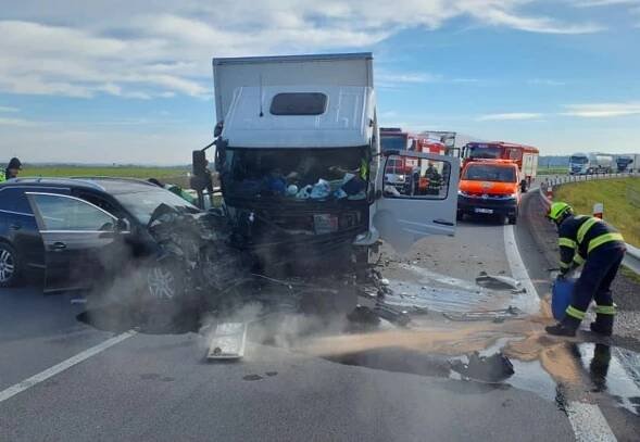 Hasiči zasahovali u Ostrova. Žena uvízla v autě po srážce s náklaďákem