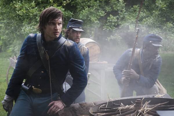 Policajt - Místo, kde jsem doma - Z filmu - Tom Weston-Jones, Kyle Schmid, Ato Essandoh
