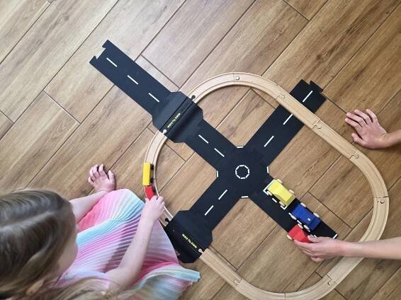 TODDLEROAD 2188 KRUHOVÝ OBJEZD A KŘIŽOVATKA - flexibilní silnice - 2 silikonové puzzle díly - Eduhracky.eu
