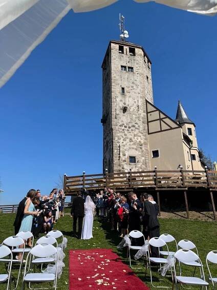 Liberecká výšina, svatební obřad venkovní s červeným kobercem