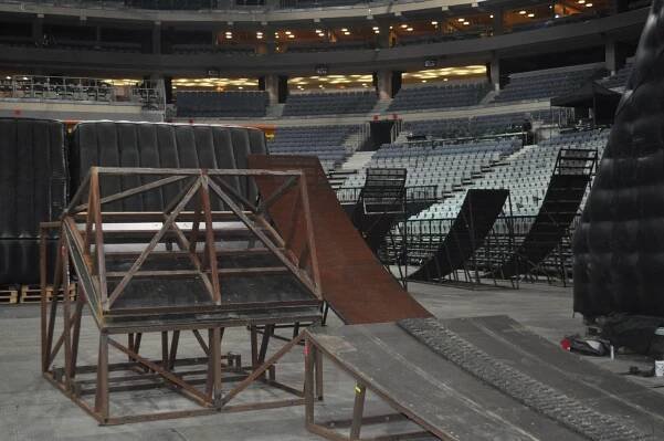 Pozor, jede rampa! Tak se O2 arena proměnila v gladiátorské Koloseum s obrovskou nafukovačkou
