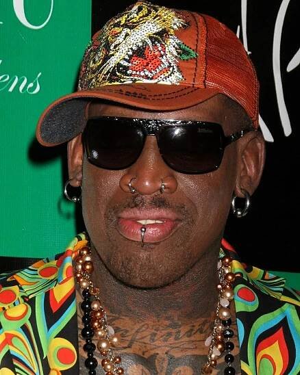 Bouřlivák Dennis Rodman oslavil padesátku: Dorazil v dámském tílku a vypadal na dvacet