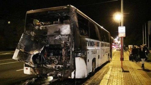 Na okraji Prahy vzplál linkový autobus, cestující stihli vystoupit