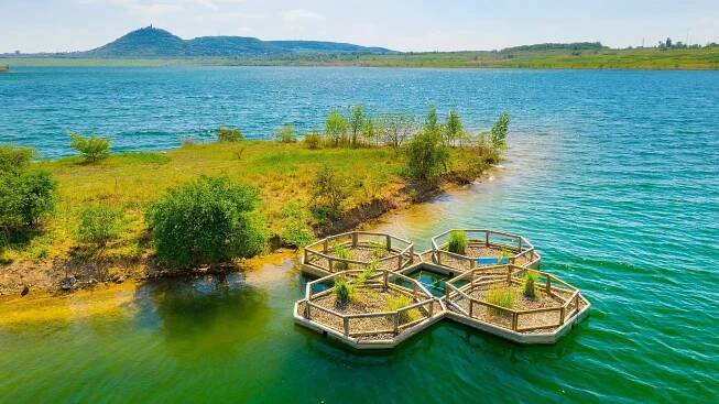 Nedaleké jezero Most, které vzniklo také zatopením vytěženého dolu, je populární rekreační destinací