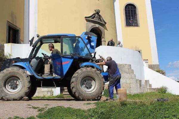 Z běžného dne v Neratově. Josef Suchár opět u traktoru.