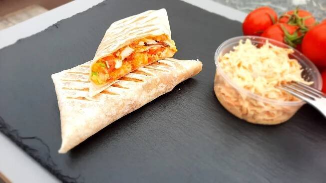 Tortilla s kuřecími stripsy a coleslaw i s rozvozem
