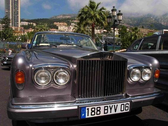 Rolls-Royce je doma v Monaku - Zpětné zrcátko