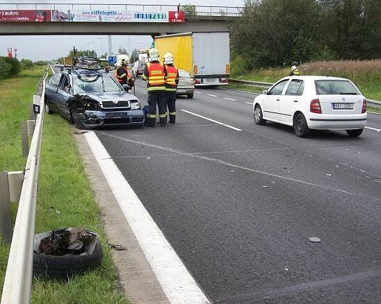 Nehoda nákladního a osobního vozidla blokovala provoz na D11 za Prahou | POŽÁRY.cz - ohnisko žhavých zpráv | hasiči aktuálně