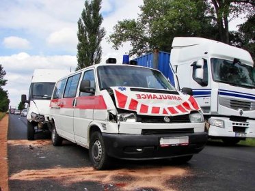 Hromadná nehoda u Čestic. Mezi nabouranými auty byla i sanita