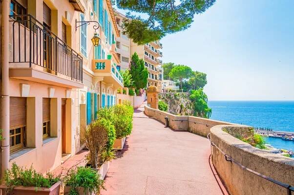 Monako, Monte carlo. Monacká vesnice s barevnou architekturou a ulicí podél oceánu. stock fotka