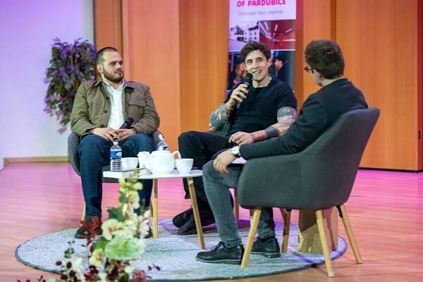 Novináři Čestmír Strakatý a Andreas Papadopulos zaplnili univerzitní aulu
